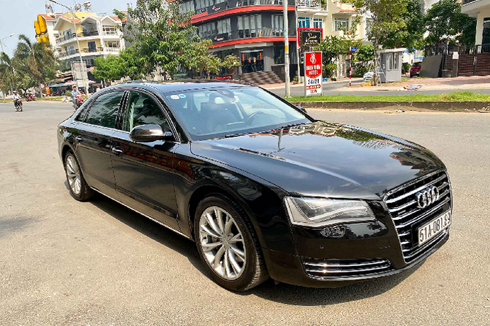 Bù lại, người mua sẽ nhận được một mẫu xe Đức thương hiệu sang trọng, sở hữu động cơ mạnh mẽ, vận hành đầm chắc, đem lại giá trị hưởng thụ và độ an toàn cao.