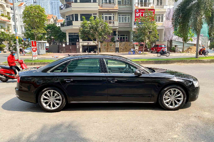 Sức mạnh được truyền xuống bốn bánh toàn thời gian (AWD; Quattro) thông qua hộp số tự động 8 cấp (Tiptronic). Nhờ đó, xe có thể tăng tốc từ 0 – 100 km/h chỉ trong 5,5 giây trước khi đạt tốc độ tối đa 250 km/h. Audi A8L sử dụng hệ thống treo khí nén, qua đó người lái có thể tự chủ động thay đổi khoảng sáng gầm xe để thích hợp với điều kiện vận hành.