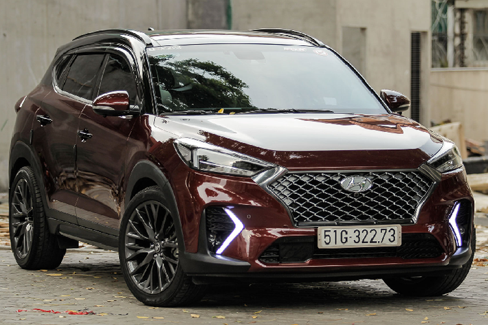 Về cơ bản, hai chiếc Hyundai Tucson này đã được sửa đổi mạnh mẽ ở phần đầu xe. Theo anh Khắc Trung đến từ Khắc Trung Auto cho biết, tất cả các linh kiện phụ tùng để nâng cấp cho xe đều là hàng chính hãng với các chi tiết như: Cụm lưới tản nhiệt thể thao mạ crôm màu tối, toàn bộ phần cản trước được tích hợp ốp giả hốc gió tích hợp đèn LED định vị,... Những phụ tùng này được đặt mua ở châu Âu, vì bản thân dòng Tucson N-Line chỉ bán riêng dành cho thị trường châu Âu.