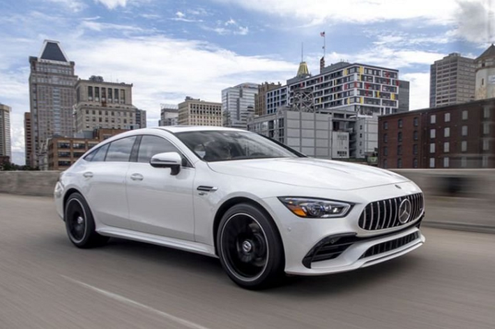 Mẫu xe Mercedes-AMG GT 43 2021 mới là thành viên mới nhất trong danh sách xe sang hiệu suất cao của Mercedes-AMG đang được làm mới với phiên bản đời 2021. Được biết, Mercedes-AMG GT 43 2021 là một trong những mẫu xe giá rẻ nhất của thương hiệu và có độ cuốn hút khó cưỡng. Mẫu sedan thể thao hiện có giá khởi điểm dưới 100.000 USD nhưng vẫn hứa hẹn là một quái xế hiệu suất cao.