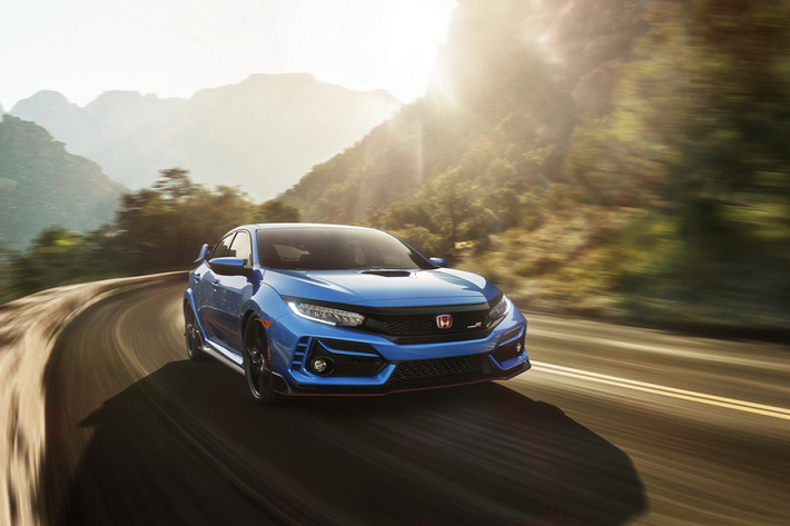 Bên trong nội thất, thế hệ nâng cấp của Honda Civic Type R có vô lăng bọc da Alcantara mới, cần số thiết kế mới có núm vặn và cự ly sang số ngắn hơn. Mỗi chiếc giá xe Honda Civic Type R 2020 tại Mỹ chưa công bố. Xe đi kèm với gói công nghệ an toàn và hỗ trợ lái Honda Sensing, bên cạnh đó xe cũng có các trang bị tiêu chuẩn giống với các phiên bản sedan, coupe.