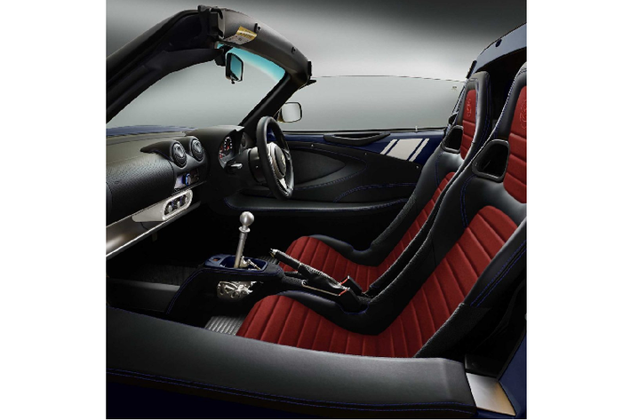 Phiên bản đặc biệt Heritage Edition của Lotus Elise sẽ được làm dựa trên Elise 220 với nhiều trang bị nâng cấp. Mỗi chiếc xe sẽ có một tấm biển ghi số thứ tự trên tổng số 100 chiếc được đặt bên trong khoang lái.