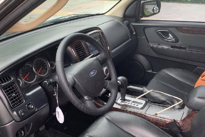 Ford Escape cũ là một trong những mẫu ôtô cũ có mức giá giảm nhanh nhất trên thị trường hiện nay, có thể đạt tới 15% mỗi năm. Thêm vào đó, bởi xe không còn được lắp ráp và phân phối tại Việt Nam nên chi phí cho việc sửa chữa và thay thế phụ tùng khá mất thời gian, bù lại chi phí phụ tùng của Ford Escape khá dễ chịu vì hiện tại đã có nhiều nguồn cung cấp từ Trung Quốc, thị trường cũng có sử dụng dòng xe này.