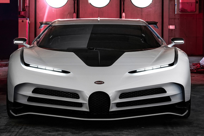 Bugatti Centodieci của Ronaldo trong tiếng Italy có nghĩa là 110. Mẫu hypercar lần đầu tiên ra mắt vào tháng 8 năm ngoái, nhân dịp kỷ niệm 110 năm thành lập thương hiệu và tôn vinh mẫu xe huyền thoại Bugatti EB110.