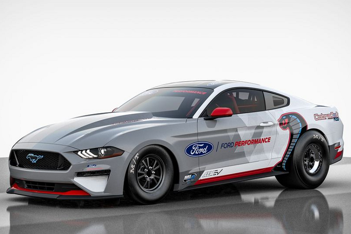 Thú vị hơn, sau khi xuất hiện, Ford Mustang Cobra Jet 1400 sẽ trở thành đối thủ cạnh tranh trực tiếp với “gã hàng xóm” Chevrolet eCOPO Camaro. Được giới thiệu từ cuối năm 2018, Camaro sở hữu khối công suất lên tới 700 mã lực từ hệ dẫn động điện 100%. Hiện tại, Ford vẫn đang trong quá trình thử nghiệm chiếc Mustang với kế hoạch ra mắt khán giả vào năm nay