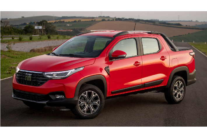 Bán tải Fiat Strada 2021 mới sắp ra mắt tại thị trường Nam Mỹ. Kiểu dáng của Fia Strada nổi bật với đèn pha sắc cạnh kéo dài. Lưới tản nhiệt tương đối lớn, thiết kế đơn giản với một thanh chrome nối liền 2 đèn pha.