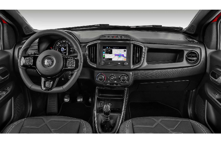 Để dễ hình dung, Fiat Strada ngắn hơn đáng kể so chiều dài 5.354 mm của Ford Ranger. Riêng thùng hàng phía sau có chiều dài 1.173 mm và rộng 1.059 mm, có khả năng tải 650 kg.