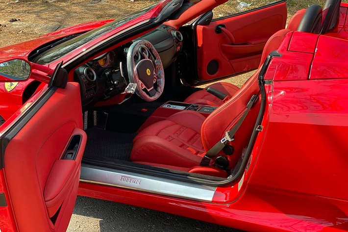 Riêng số lượng dòng siêu xe mui trần Ferrari F430 Spider tại Việt Nam không quá 5 chiếc. Nhưng rất hiếm chiếc nào mang ngoại và nội thất tông xuyệt tông màu đỏ như chiếc siêu xe Ferrari F430 Spider từng thuộc sở hữu của Dũng "mặt sắt". Nội thất đỏ mang đến cái nhìn "sexy" hơn cho mẫu siêu xe mui trần Ferrari F430 Spider này.