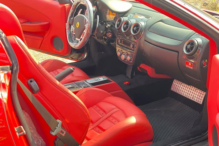 Chiếc siêu xe mui trần Ferrari F430 Spider này gây ấn tượng với bộ áo sơn màu đỏ truyền thống của hãng xe "ngựa chồm". Ngoài ra còn phải kể đến bộ mâm 5 chấu kép sơn màu bạc kết hợp kẹp phanh sơn màu đỏ đẹp mắt. Ngoài ra còn có các chi tiết sơn đen mang đến ngoại hình khoẻ khoắn hơn cho siêu xe mui trần này.