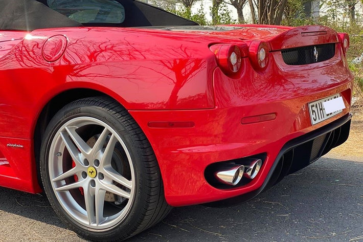 Chiếc siêu xe Ferrari F430 Spider từng phủ bụi nổi tiếng nhất Việt Nam nằm trong lô hàng xe của Dũng "mặt sắt" đã có ngoại hình rất long lanh và còn chủ nhân nâng cấp nhiều đồ chơi đắt giá khác cho xe khiến không ít bạn trẻ vui mừng vì "siêu ngựa" này đã thoát khỏi những năm tháng khổ ải để giờ đây có thể vi vu đến bất cứ cảnh đẹp nào ở dải đất hình chữ S.