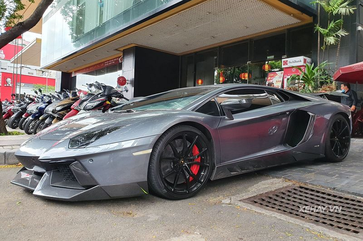 Chiếc Siêu xe Lamborghini Aventador này mang biển "tứ quý 9" của Lào nên lại càng nổi bật mỗi lần "thả dáng" trên phố. Nhưng đó chưa phải điều ấn tượng nhất của "siêu bò" Aventador.