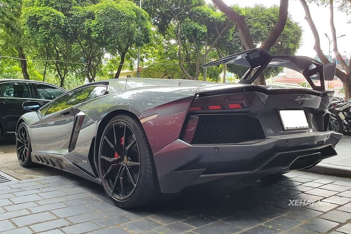 Vị trí này thuộc này thuộc về gói độ của Novitec Torado, các nâng cấp bao gồm phần cản trước, gương chiếu hậu, viền hốc gió trước, vây cá, ốp sườn, bộ khuếch tán, lưới tản nhiệt sau...làm bằng sợi carbon. Đặc biệt, cánh gió sau cỡ lớn bằng carbon của Novitec càng giúp Aventador khí động học và mạnh mẽ hơn,
