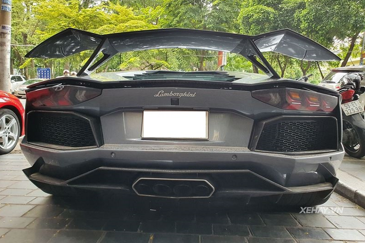 Cách đây 5 tháng, chiếc Lamborghini Aventador biển "tứ quý 9" được trang trí thêm với chi tiết sọc cờ Ý (đỏ-trắng-xanh lá) trải dài toàn bộ thân xe, từ đầu tới đuôi, nhưng hiện chi tiết này đã biến mất khỏi siêu xe.