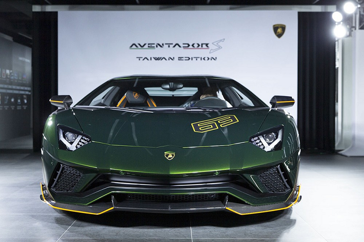 Phiên bản nâng cấp của dòng siêu xe Lamborghini Aventador đã được vén màn cách đây hơn 3 năm, hiện có không ít người chọn Lamborghini Aventador S để làm bạn đồng hành, cũng chính vì đó mà các đại gia ở Đài Loan đã nghĩ ra sự khác biệt khi yêu cầu đại lý chính hãng ở đây mang đến những chiếc Lamborghini Aventador S độc quyền ở Đài Loan.