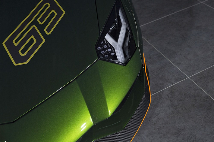Ngoài ra, hãng siêu xe Ý còn chế tạo ra cho phiên bản Lamborghini Aventador S Taiwan Edition bộ cánh lướt gió phía trước, bên hông và đuôi xe độc quyền. Chi tiết này làm từ carbon và có sọc cam để tạo điểm nhấn.