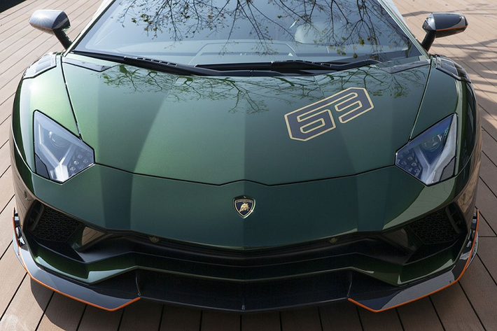 1 trong 5 chiếc siêu xe Lamborghini Aventador S Taiwan Edition độc quyền đến Đài Loan có ngoại thất sơn màu xanh kim loại đi kèm các chi tiết bằng carbon và sọc màu cam rất nổi bật.