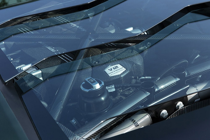 Siêu xe Lamborghini Aventador S LP740-4 Taiwan Edition vẫn được trang bị động cơ V12, hút khí tự nhiên, dung tích 6.5 lít, sản sinh ra công suất tối đa đến 740 mã lực, cao hơn 40 mã lực so với bản tiêu chuẩn. Mô-men xoắn cực đại của Lamborghini Aventador S vẫn được giữ nguyên ở mức 690 Nm.
