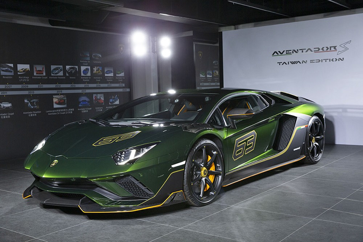 Sau quá trình thương thảo với nhà máy của hãng siêu xe Ý, Lamborghini Taipei Jiayu Xingye đã có đơn hàng cho 5 chiếc Lamborghini Aventador S LP740-4 phiên bản Taiwan Edition. Trong đó, chiếc đầu tiên mới được bàn giao cho đại lý siêu xe chính hãng ở Đài Loan.