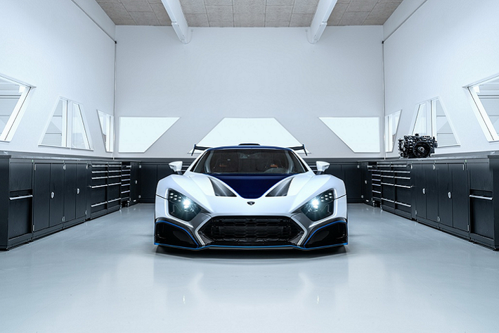 Giá xe Zenvo TSR-S vào khoảng 1,63 triệu USD và hãng chỉ sản xuất 5 chiếc mỗi năm.