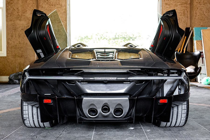 Centenario Roadster được trang bị động cơ V12 6.5L, hút khí tự nhiên, sản sinh công suất 759 mã lực và mô-men xoắn cực đại 690 Nm. Xe có thể tăng tốc 0-100 km/h trong 2,8 giây, tốc độ tối đa 350 km/h.