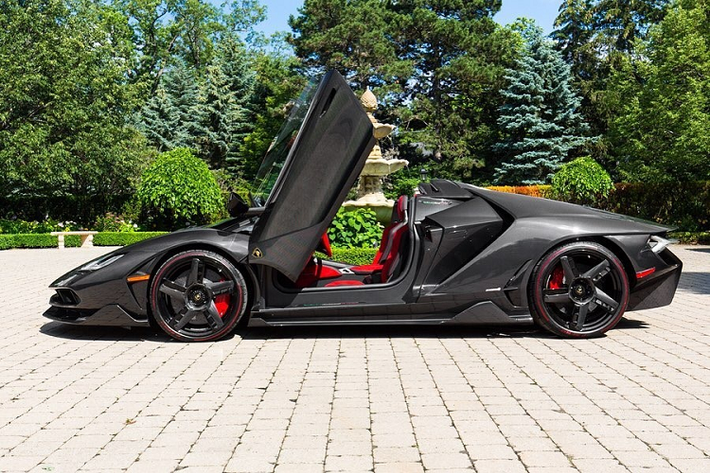 Khách hàng mua xe Centenario từ Lamborghini được ưu ái lựa chọn những trang bị cũng như cách phối màu theo sở thích. Chiếc xe đang rao bán được chủ nhân để nguyên phần ngoại thất làm từ sợi carbon trông khá ngầu và sang trọng.