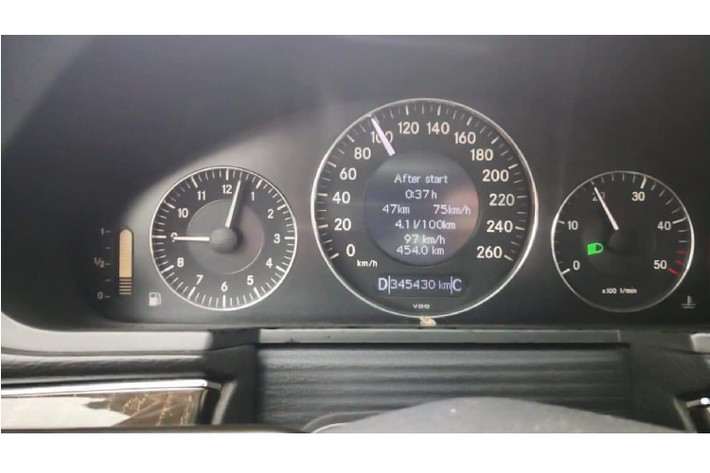 Không giống như E240 E được phân phối cùng thời điểm dùng máy V6 2.6L mạnh 177 mã lực. Phiên bản E220 sử dụng động cơ dầu 4cyl dung tích 2.0L tăng áp cho công suất tối đa 167 mã lực tại 3.800 vòng/phút và mô-men xoắn cực đại 400Nm đạt được tại 2.000 vòng/phút.