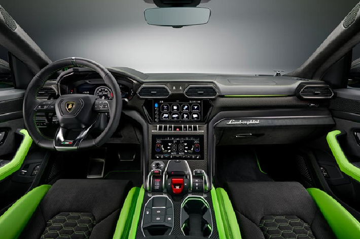 Khoang lái của Lamborghini Urus nâng cấp 2021 sẽ có hai tông màu độc đáo cùng chỉ khâu nội thất tương phản, logo thêu trên ghế, nhiều chi tiết sợi carbon và mạ nhôm đen.