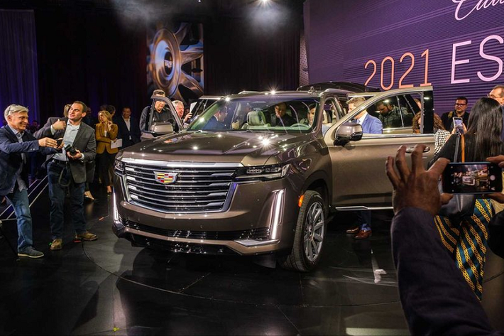 Theo một báo cáo từ Hiệp hội Cadillac, giá xe Cadillac Escalade 2021 tại Mỹ sẽ có giá từ 76.195 USD (khoảng 1,78 tỷ đồng), cao hơn 1000 USD (23,5 triệu đồng) so với thế hệ tiền nhiệm. Lên tới bản Sport, mức giá bạn phải bỏ ra cho chiếc Escalade thế hệ thứ 5 này sẽ là 85.595 USD (hơn 2 tỷ đồng), chưa bao gồm chi phí tùy chọn.