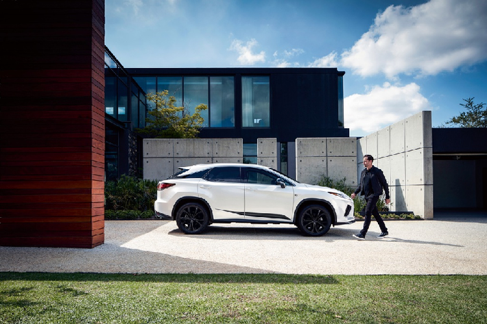 Lexus RX Black Line 2021 sở hữu một số chi tiết sơn đen như lưới tản nhiệt, ốp gương chiếu hậu và họa tiết màu đen ở cửa xe. Bộ mâm hợp kim 20 inch cũng được hoàn thiện trong lớp sơn đen bóng.