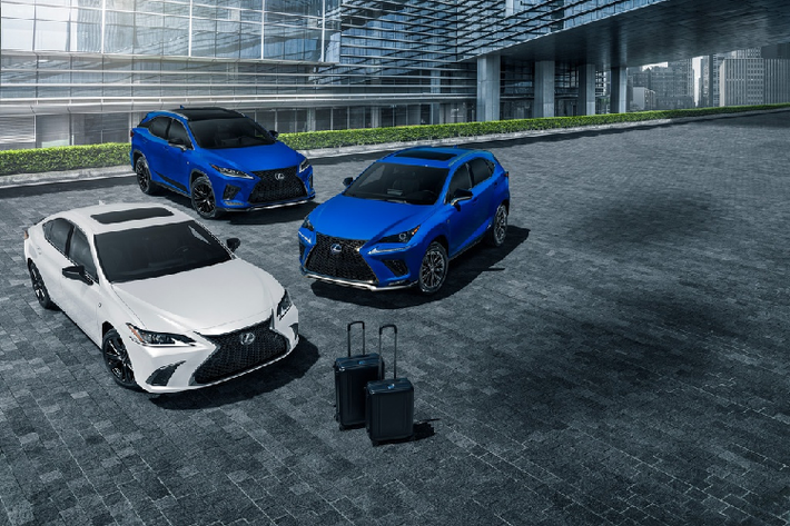 Tương tự Lexus ES Black Line 2021, RX Black Line cũng đi kèm bộ vali cao cấp của Zero Halliburton. Khách hàng sẽ nhận được một vali kích cỡ 26 inch và một vali 22 inch với logo Lexus dập nổi.