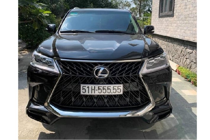 Tại thị trường Việt nam, có không ít siêu xe và các mẫu xe biển đẹp của c ác đại gia du Xuân đầu năm mới. Tuy nhiên mới đây, trên mạng xã hội xuất hiện hình ảnh một chiếc SUV hạng sang Lexus LX570 màu đen đeo biển kiểm soát "ngũ quý 5" 51H-555.55.