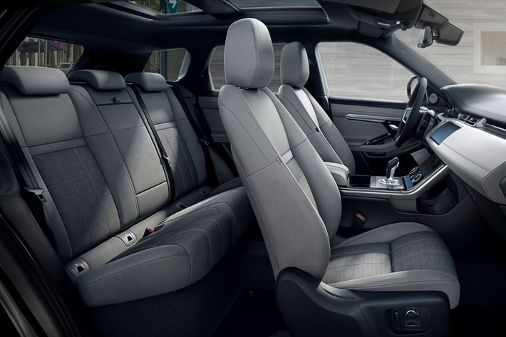 Khoang lái Evoque sở hữu hệ thống thông tin giải trí mới Pivi của Land Rover có khả năng nâng cấp phần mềm qua mạng. Pivi tích hợp ứng dụng nghe nhạc Spotify và hỗ trợ đồng thời 2 smartphone kết nối với xe qua Bluetooth.