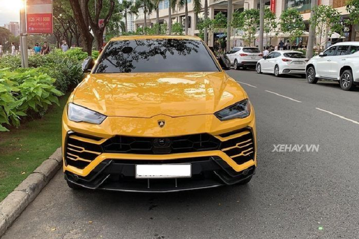 Chiếc SUV hàng đầu thế giới "cưỡi trên" bộ vành cỡ lớn với kích thước tới 23 inch có tên gọi là Taigete, được sơn đen và kết hợp cùng bộ kẹp phanh màu vàng giống với màu ngoại thất.