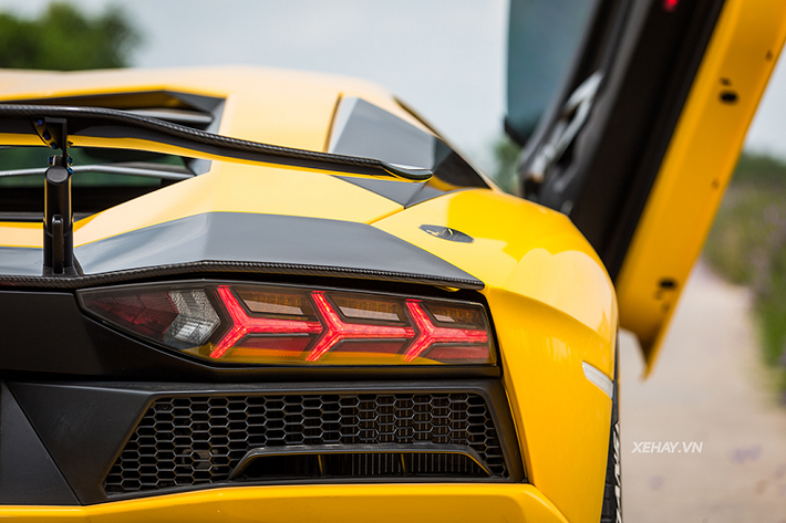 Về mặt thiết kế, Aventador S thừa hưởng nhiều đường nét sắc sảo của mẫu Aventador SV. Ở phần đầu xe, cụm đèn pha với dải đèn chữ Y đặc trưng vẫn được giữ lại, trong khi tấm cản trước sắc lẹm là thiết kế hoàn toàn mới, mang đến bộ mặt dữ dằn hơn cho Aventador S. Tấm khuếch tán gió trước cũng có thiết kế nổi bật và sắc sảo hơn.