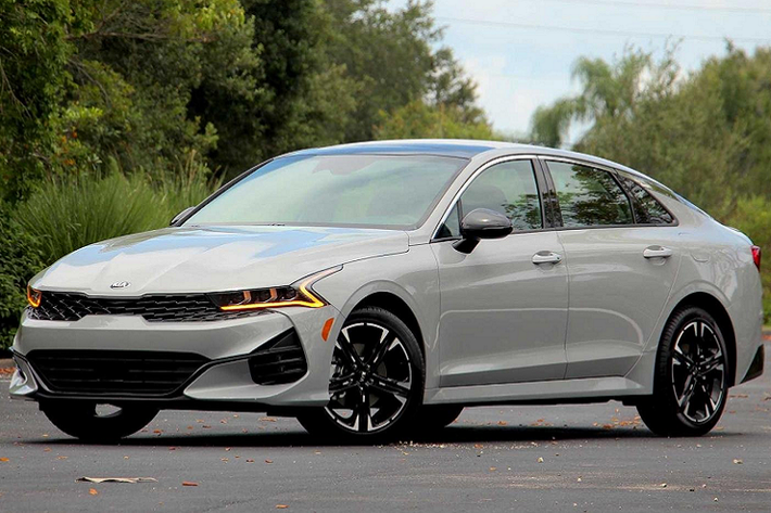 Kia K5 2021 mới (tên khác là Kia Optima 2021) vừa tiết lộ giá cụ thể cho các biến thể. Trong đó, biến thể cơ sở LX có giá khởi điểm 23.490 USD (544 triệu đồng). Tiếp đến, các biến thể tầm trung LXS, GT-Line và EX lần lượt có giá 24.490 USD (568 triệu đồng), 25.390 USD (588 triệu đồng) và 27.990 USD (649 triệu đồng).