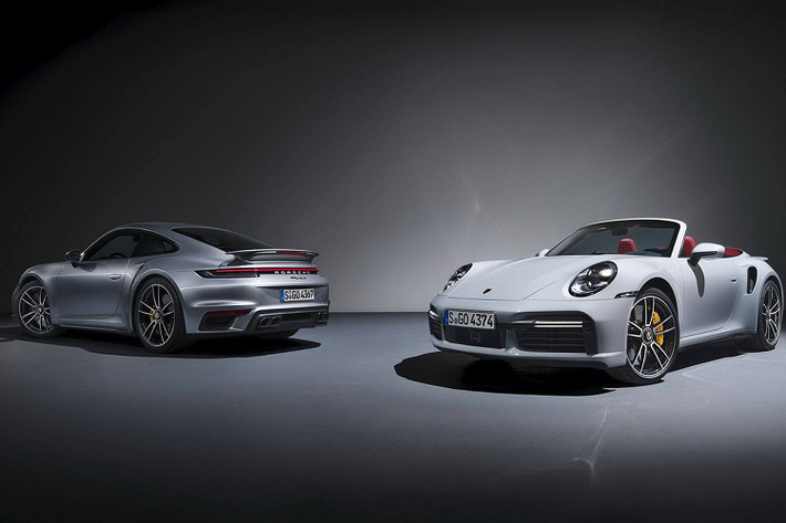Không thể được giới thiệu ở triển lãm Geneva Motor Show 2020 vốn đã bị hủy do ảnh hưởng đại dịch COVID-19, Porsche 911 Turbo S 2021 mới buộc phải ra mắt qua hình thức họp báo trực tuyến. Như thường lệ, phiên bản này được ra mắt với 2 dạng thân xe là Coupe mui cứng và Cabriolet với mui xếp mềm.