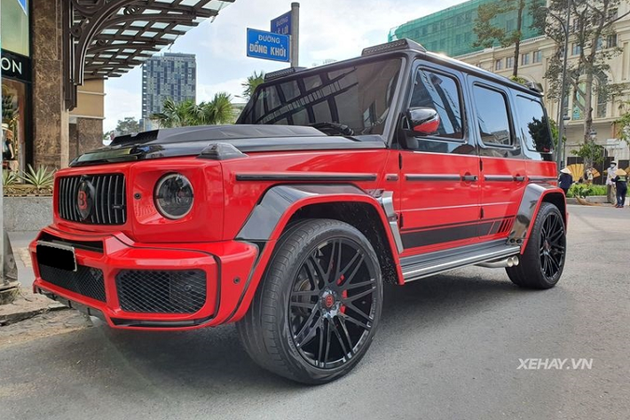 Mercedes-AMG G63 Edition 1 mới vốn dĩ đã là một chiếc SUV có vẻ ngoài vô cùng hầm hố, nhưng với bodykit của Brabus, sự hầm hố này đã được nhân lên nhiều lần, chiếc xe trông bề thế hơn hẳn với các hốc bánh khổng lồ mới tích hợp 2 khe thoát gió giả và lắp thêm đèn LED trợ sáng, chiều rộng xe vì thế mà tăng thêm 100mm.