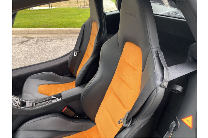 Về nội thất, xe được bọc chất liệu da Carbon Black trên ghế ngồi và Alcantara màu cam cùng huy hiệu Le Mans được thêu ở tựa đầu.