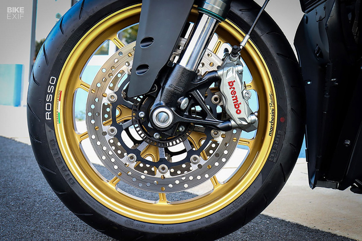 Bộ mâm Marchesini Racing là chi tiết góp phần giúp bản độ giảm cân khi chế tạo từ vật liệu ma-giê, nhẹ hơn mâm hợp kim đúc nguyên bản. Hệ thống phanh cũng được nâng cấp khi chuyển sang sử dụng cùm phanh Brembo RCS 19 cho bánh trước.