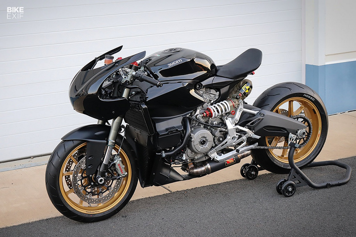 Phong cách cafe racer được Jett yêu thích và theo đuổi trong nhiều năm qua là cafe racer. Vì vậy, chiếc sport-bike 959 của Ducati cũng được biến hóa thành một mẫu môtô cổ điển.
