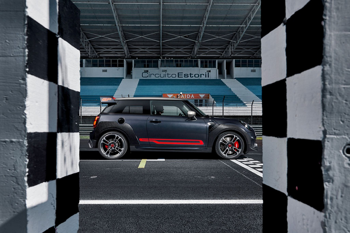 Tuy là một phiên bản hiệu năng cao nhưng Mini JCW GP không có hệ dẫn động 4 bánh toàn thời gian ALL4 mà vẫn dẫn động bằng cầu trước. Khả năng bức tốc của xe tương đối ấn tượng khi mất 5,2 giây để tăng tốc 0-100 km/h, trong khi đó vận tốc tối đa là 265 km/h.
