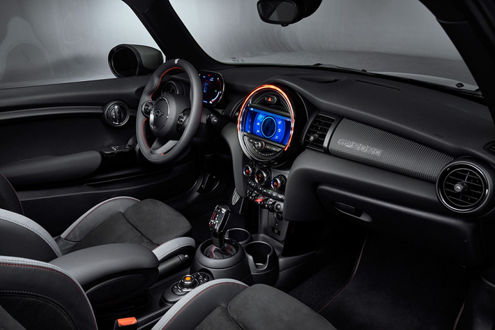Cabin có nhiều trang bị cao cấp tương tự các phiên bản JCW khác của Mini. Khách hàng sẽ nhận được ghế da thiết kế kiểu thể thao ôm sát cơ thể người ngồi, hệ thống thông tin giải trí Connected Media với màn hình cảm ứng trung tâm, điều hòa tự động, cần số điện...