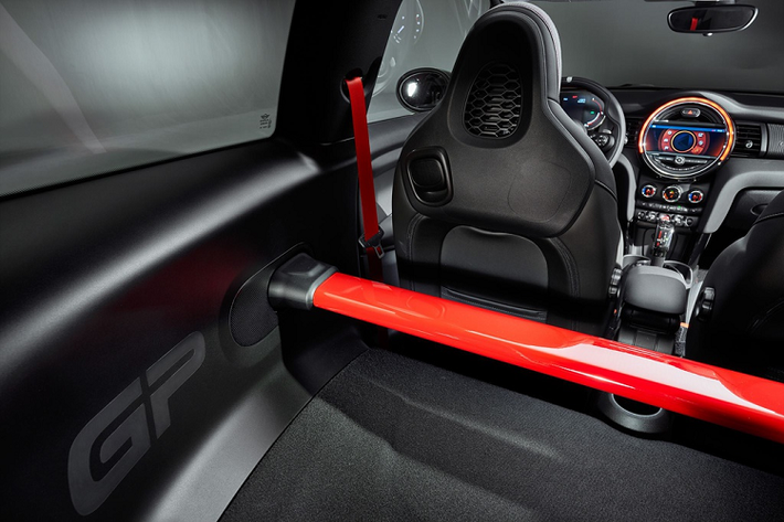 Vì là phiên bản hiệu năng cao nên Mini JCW đặc biệt sẽ chỉ có 2 chỗ ngồi. Hàng ghế sau được loại bỏ và thay vào đó là một giằng bằng nhôm để gia cố, giúp thân xe thêm vững chắc khi vận hành ở tốc độ cao.
