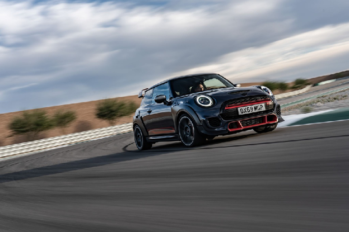 Mini John Cooper Works GP 2020 - chiếc xe mạnh nhất của thương hiệu Mini - vừa chính thức mở bán tại Thái Lan với số lượng giới hạn 30 chiếc trong tổng số 3.000 chiếc được sản xuất trên toàn thế giới. Giá bán cho phiên bản Mini John Cooper Works (JCW) đặc biệt này là hơn 129.000 USD (tương đương 3 tỷ đồng).