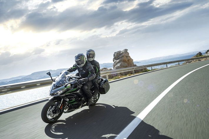 Kawasaki Ninja 1000SX thế hệ mới sẽ được bán ra với chỉ một phiên bản màu sắc là Xanh - Đen Metallic Graphite Gray/Metallic Diablo Black