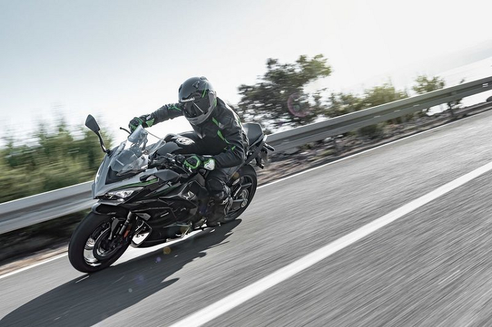 Kawasaki Ninja 1000SX 2020 mới xuất hiện trong làng môtô thế giới. Thực chất, đây lại là tên gọi mới của mẫu xe Z1000SX, vốn rất nổi tiếng với dân mê xe. Mẫu xe này vừa được ra mắt tại quê nhà Nhật Bản với mức giá niêm yết từ 12.400 USD (tương đương 295 triệu đồng).