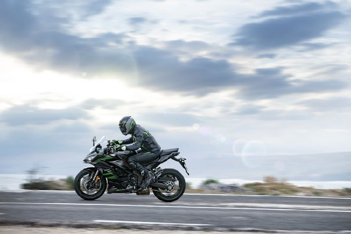 "Trái tim" của Kawasaki Ninja 1000SX 2020 là khối động cơ 4 xy-lanh DOHC 1.043cc, làm máy bằng chất lỏng, cho ra công suất tối đa 140 mã lực và 82 Nm mô-men xoắn cực đại, đi kèm với hộp số 6 cấp.