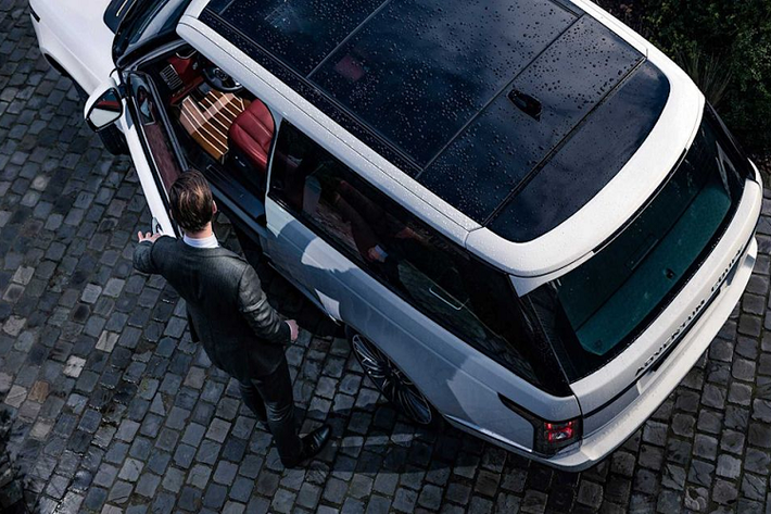 Trên Adventum Coupe, dễ dàng nhận thấy phần mui xe không quá thấp và cong giống trên chiếc SV Coupe mà Range Rover đã ra mắt trước đây. Cột B trên Range Rover được di chuyển vể phía sau để tạo nên chỗ đứng vững chắc hơn cho mui xe trong khi cột A được thiết kế lại để phù hợp hơn với kiểu thiết kế SUV-coupe.