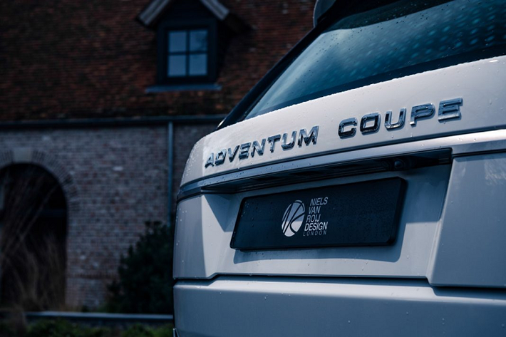 Range Rover Adventum Coupe mới được thiết kế bởi Niels van Roij với thân xe được thực hiện bởi hãng chuyên gia công thân xe Bas van Roomen đến từ Hà Lan. Vì thế, chiếc xe có phần khác biệt đôi chút so với chiếc Range Rover SV Coupe mà Land Rover ra mắt trước đây.