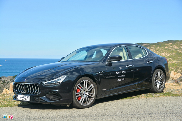 Nhắc đến thương hiệu Maserati, nhiều người thường nghĩ đến các dòng siêu xe như GranTurismo hay GranCabiro. Hãng xe đến từ Italy cũng sản xuất những mẫu xe sedan hạng sang Maserati Ghibli hay Quattroporte. Nếu như Ghibli hướng đến cảm giác lái thể thao, linh hoạt thì Quattroporte lại thiên về sự sang trọng, êm ái.